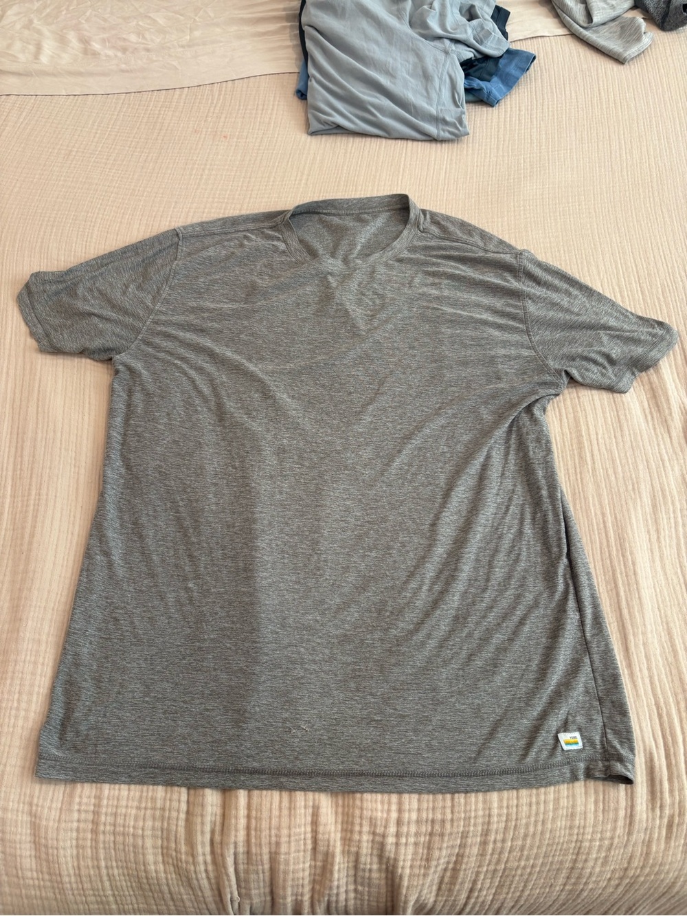 Vuori Strato Tech Tee Mens xl  gray Performance Stretch Short Sleeve T Shirt